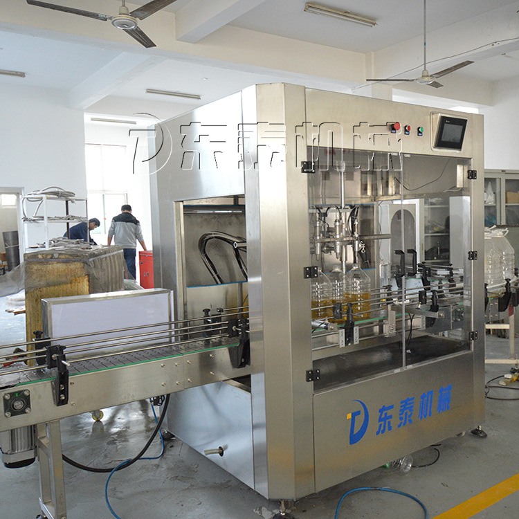 年少有大型食用油灌裝機(jī)，不自卑