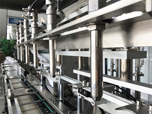 新版食用油灌裝機(jī)顏值品質(zhì)兩不誤！